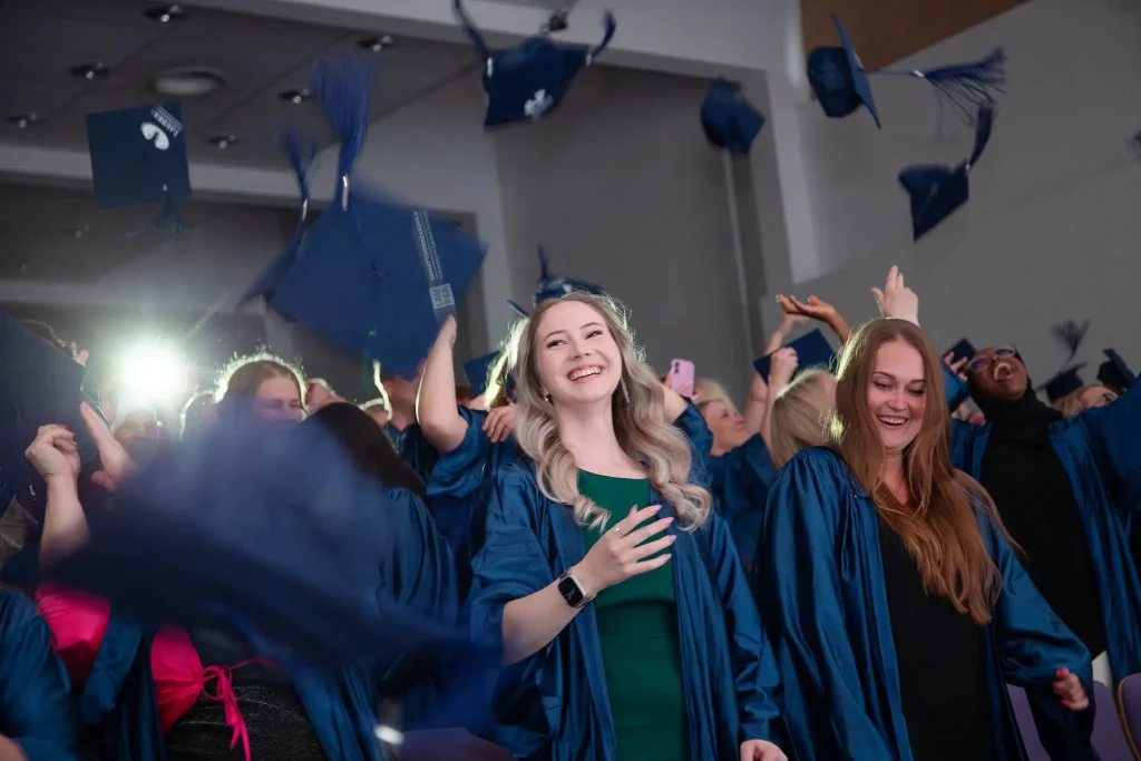 Sinh viên Đại học Khoa học Ứng dụng Laurea, Phần Lan cười vui vẻ trong ngày tốt nghiệp