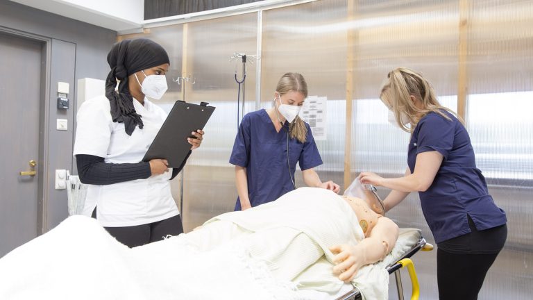 Sinh viên điều dưỡng đang học tiết thực hành tại trường Đại học Khoa học Ứng dụng Laurea, Phần Lan