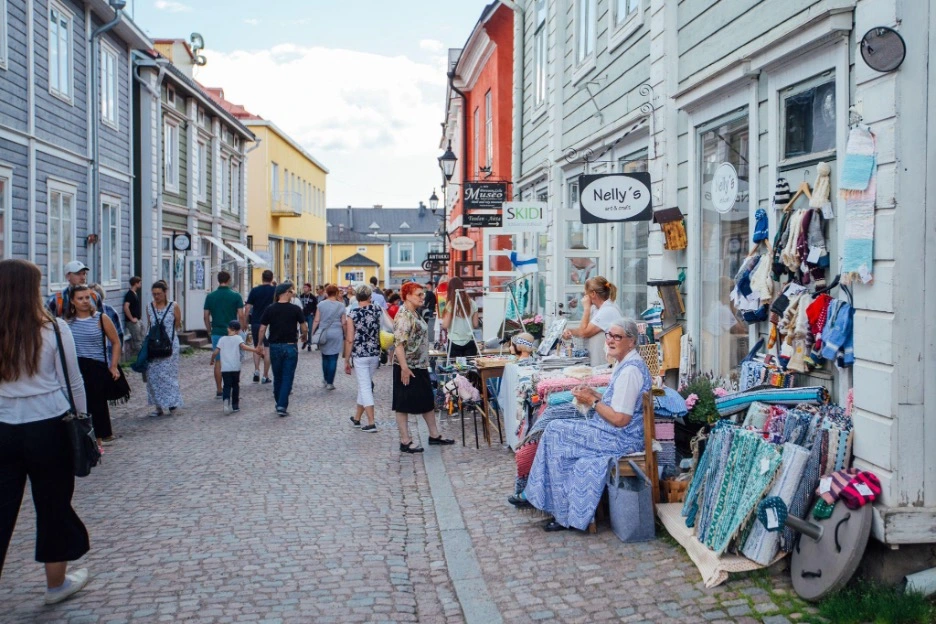 Du khách trên con phố lát đá với các cửa hàng thủ công tại Old Porvoo