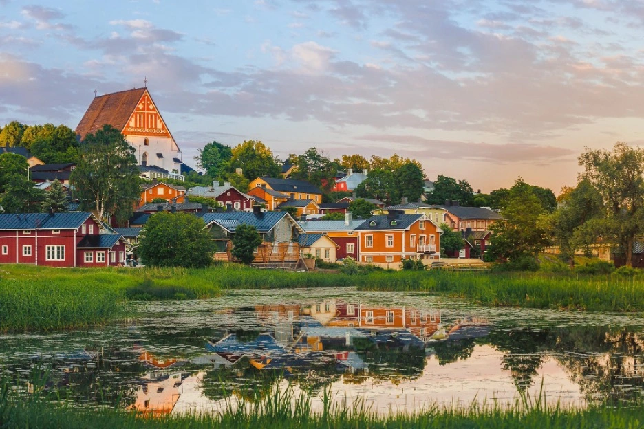 Khung cảnh Porvoo bên sông với nhà gỗ nhiều màu sắc và nhà thờ cổ
